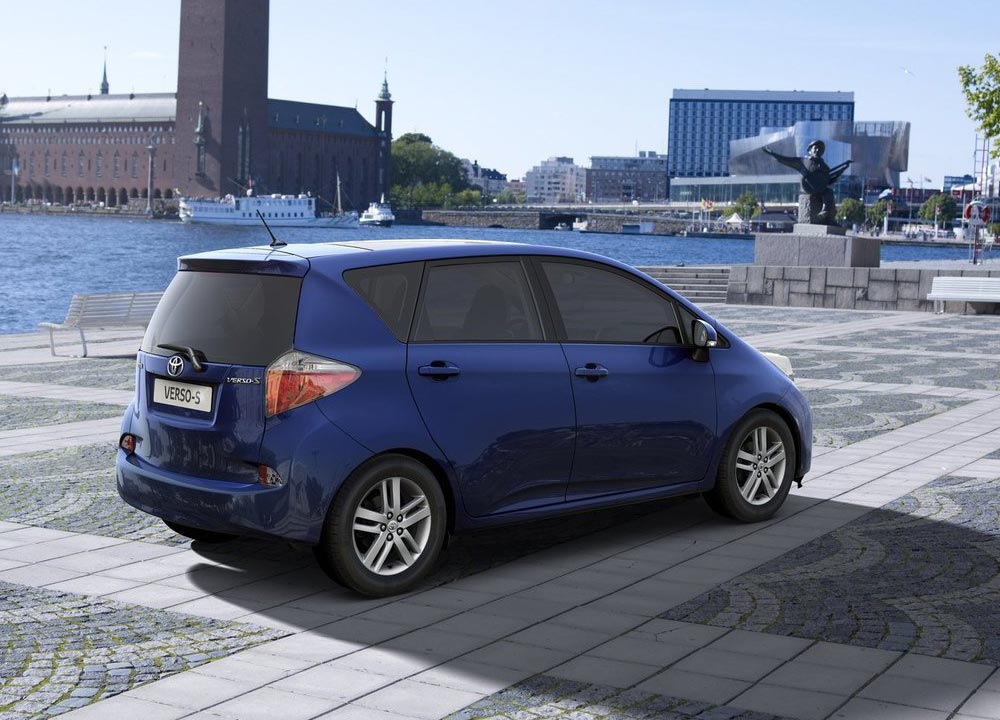 Toyota-Verso-S-2011-02.jpg