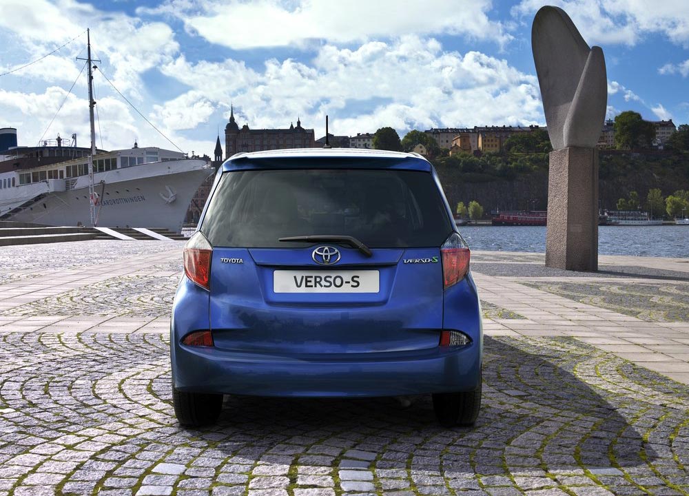 Toyota-Verso-S-2011-03.jpg