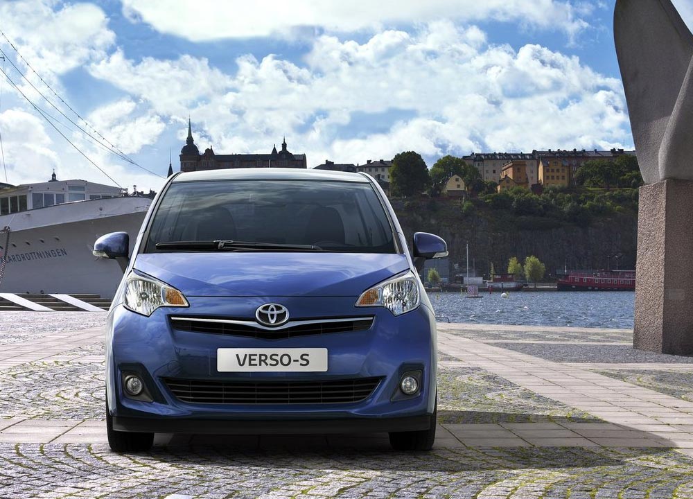Toyota-Verso-S-2011-04.jpg