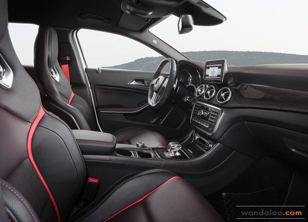 Mercedes-GLA-45-AMG-2015-03.jpg