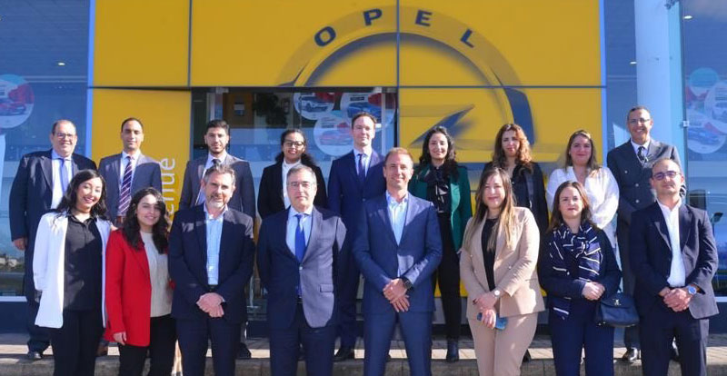 Florian Huettl en compagnie de l'équipe de SM2A, l'importateur exclusif d'OPEL au Maroc