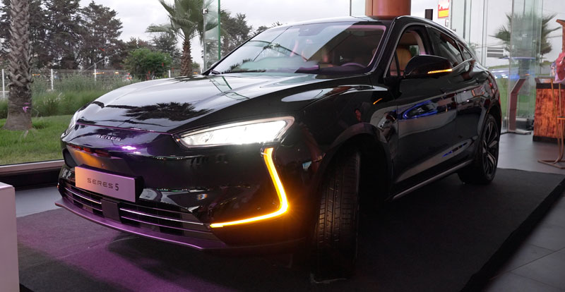 https://www.wandaloo.com/files/2023/07/africa-motors-lance-seres-5-100-electrique-suv-familial-maroc.jpg