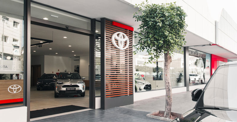 https://www.wandaloo.com/files/2025/10/toyota-du-maroc-nouveau-showroom-casablanca-moulay-smail-maroc-1.jpg