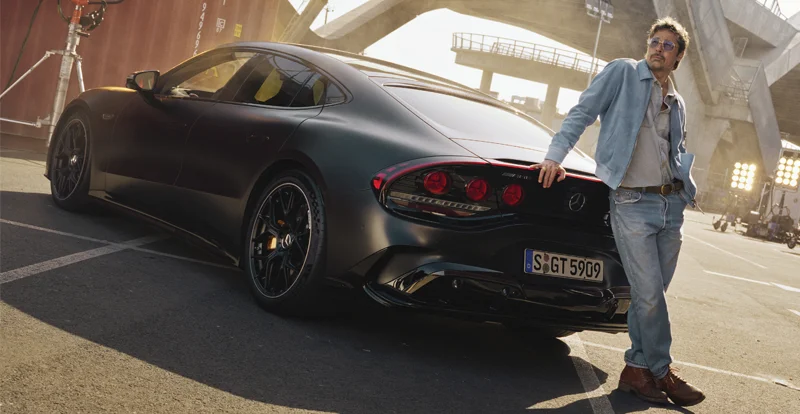Inédit - MERCEDES-AMG GT Coupé 4 portes 2027 : Brad PITT prend le volant de la campagne mondiale