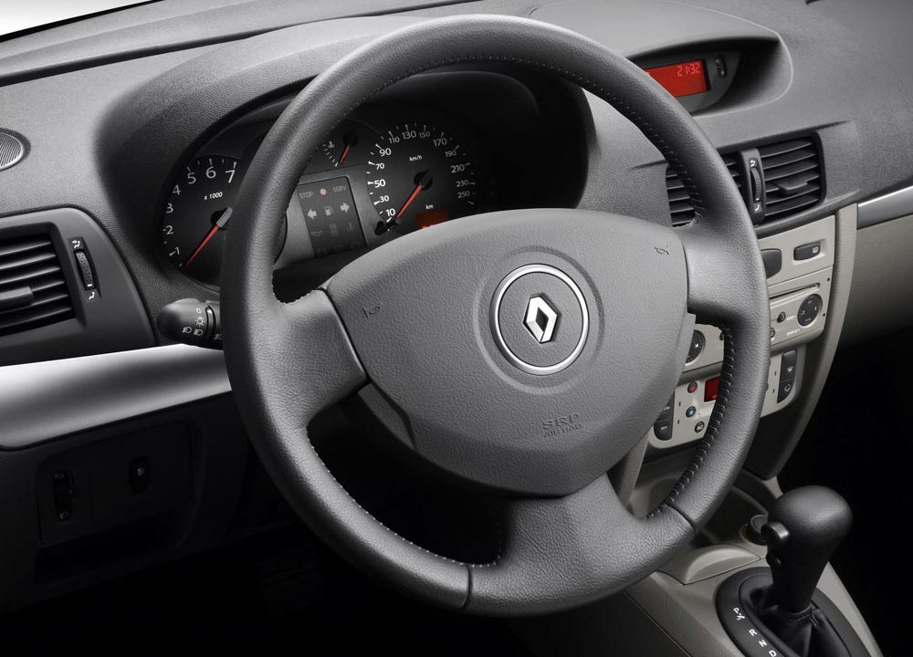 https://www.wandaloo.com/files/Voiture-Neuve/renault/Symbol-08.jpg